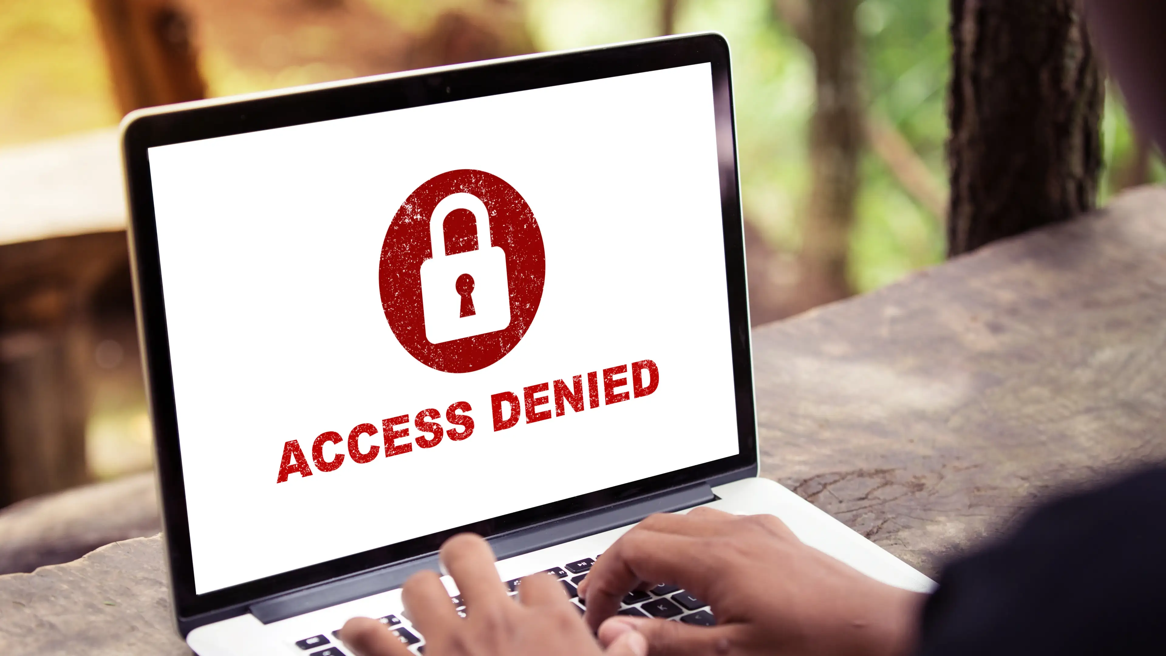 Laptop mit Access Denied Schild